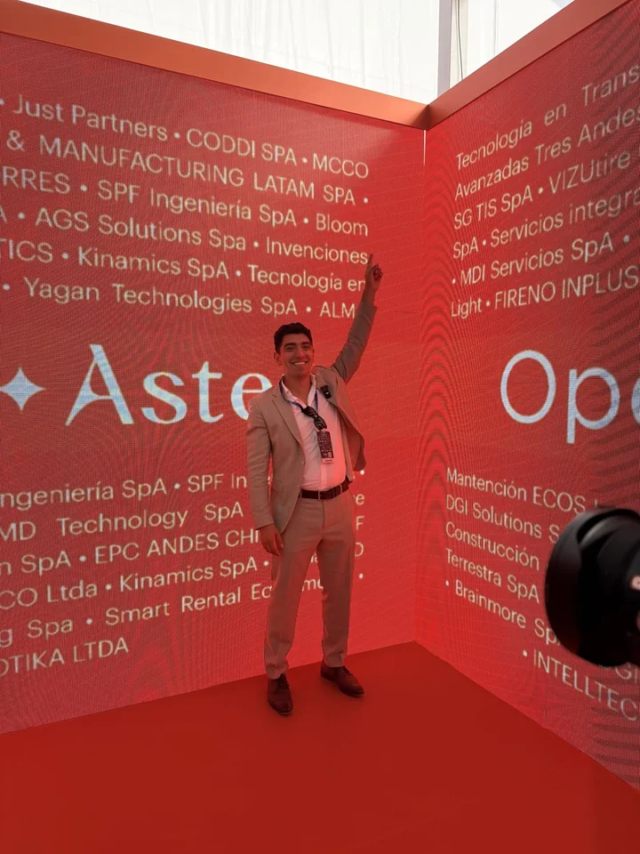Mario Cabrera frente al muro de empresas de Open Aster 2026
