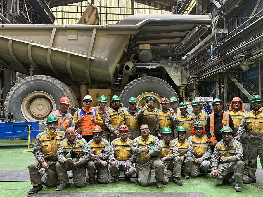 El equipo de MCCO con EPP frente a un camión minero